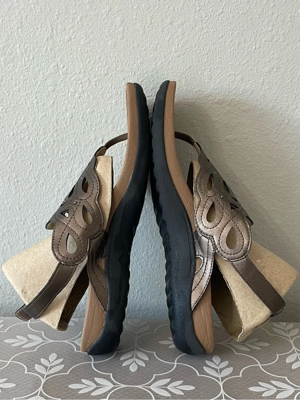 Vintage Rockport Women's Pewter Bronze Laser-Cut Toe-Post Slingback Stud Accents